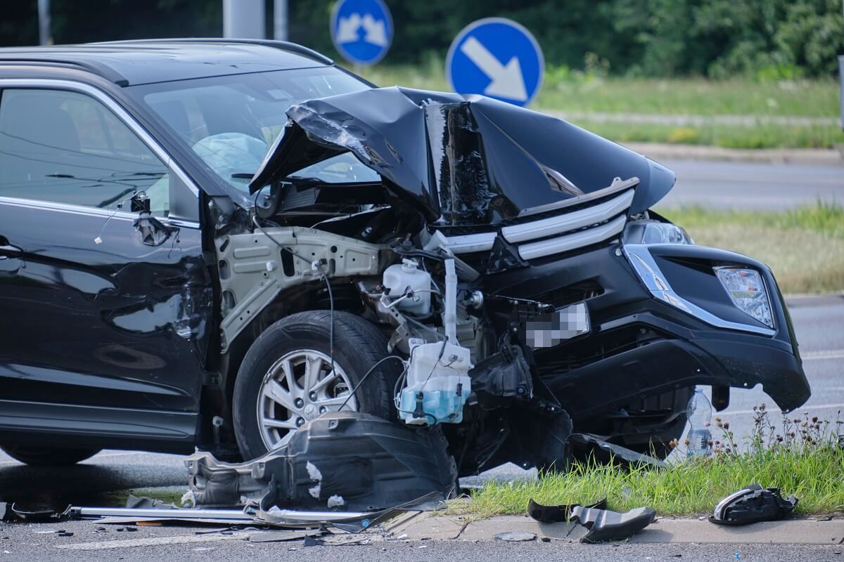 Mitsubishi wjechało w słup sygnalizacji świetlnej na rondzie Narodowych Sił Zbrojnych
