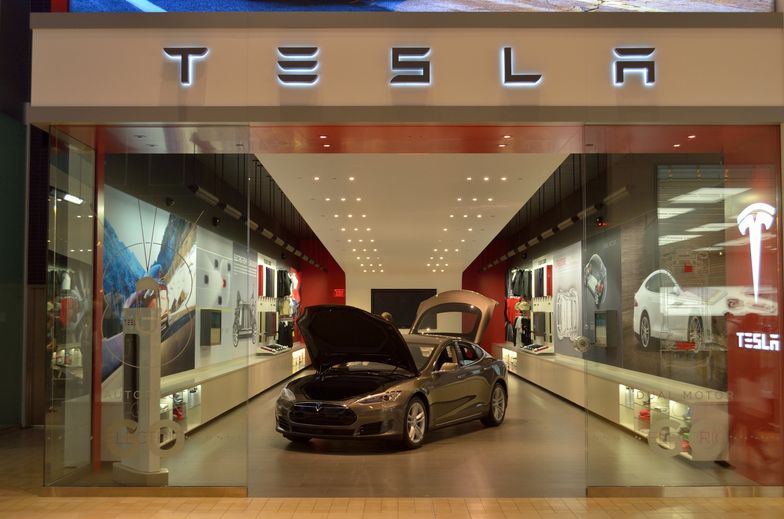 Tesla przekracza kolejne granice. Firma warta więcej niż kilku czołowych producentów aut razem wziętych