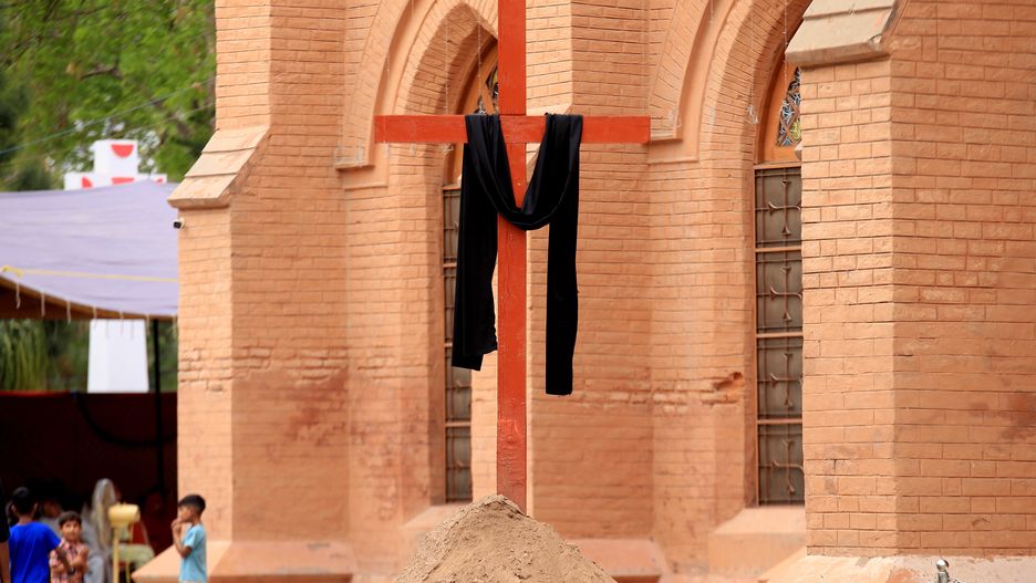 A black ribbon is placed on a wooden cross outside St. John's Cathedral as the Christian minority community attends a Good Friday Mass in Peshawar, Pakistan, 18 April 2025. Good Friday, one of the most important religious holidays observed by Christians around the world, commemorates the crucifixion of Jesus Christ and his death at Golgotha - a central event in Christian theology. EPA/BILAWAL ARBAB Dostawca: PAP/EPA.