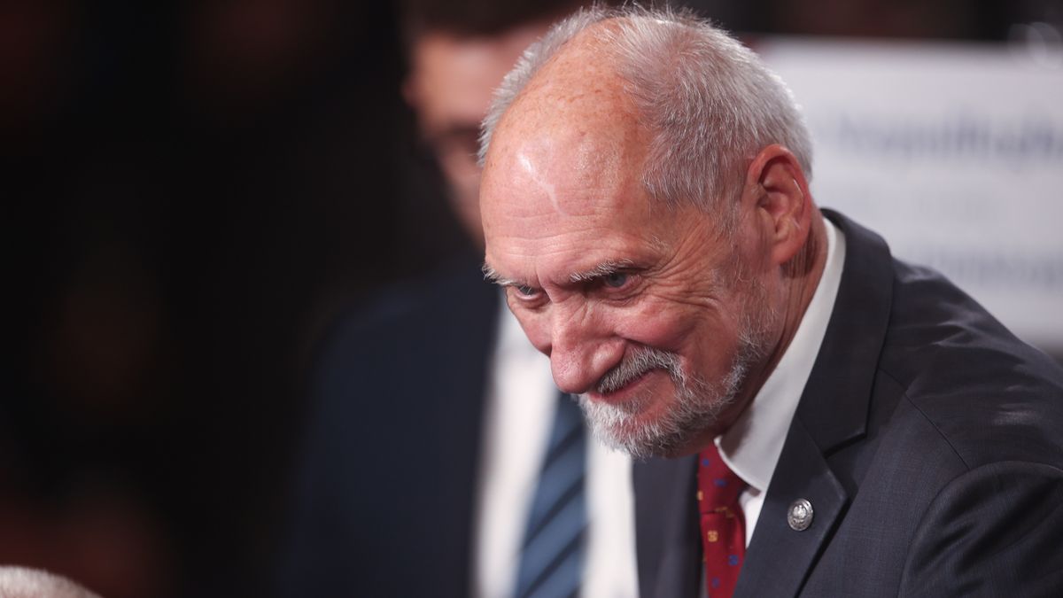 Kraków, 11.11.2023. Poseł PiS Antoni Macierewicz podczas obchodów Święta Niepodległości w siedzibie KSTG "Sokół" w Krakowie, 11 bm. Przedstawiciele rządu i politycy PiS biorą w Krakowie udział w obchodach Narodowego Święta Niepodległości. (mr) PAP/Łukasz Gągulski