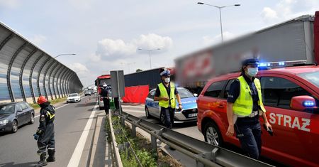 S8. Tragiczny wypadek na Trasie Toruńskiej. Samochód osobowy został zmiażdżony przez tiry