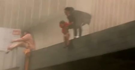 Zamieszki w Afryce. Matka musiała wyrzucić własne dziecko z płonącego domu