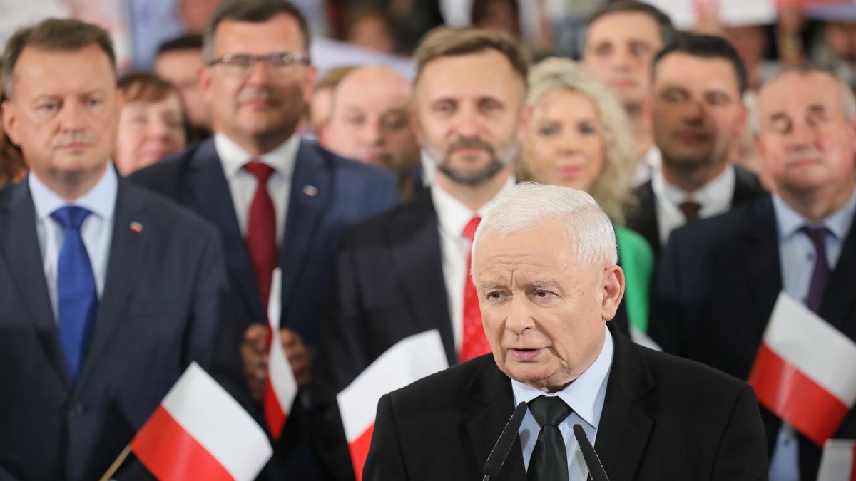 Pruszków, 27.09.2023. Kampania wyborcza do parlamentu 2023. Wicepremier, prezes PiS Jarosław Kaczyński (C) i minister obrony narodowej Mariusz Błaszczak (L) podczas konwencji wojewódzkiej partii, 27 bm. w Pruszkowie. (ad) PAP/Paweł Supernak