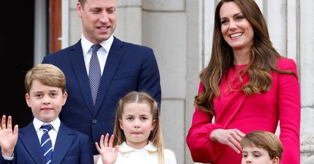 Pałac opublikował najnowsze zdjęcia Kate z dziećmi z okazji Dnia Matki. Księżna i trójka jej pociech pozują na...drzewie! (FOTO)