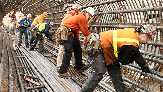 Osobom objętym zwolnieniami grupowymi przysługuje odprawa pieniężna.