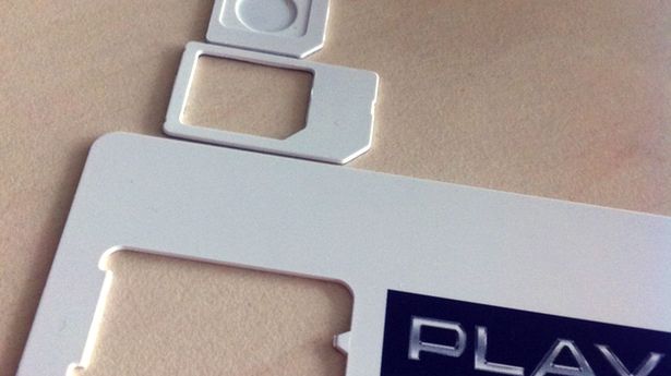 Play: uniwersalne karty SIM i smartfony HTC One w ofercie 1