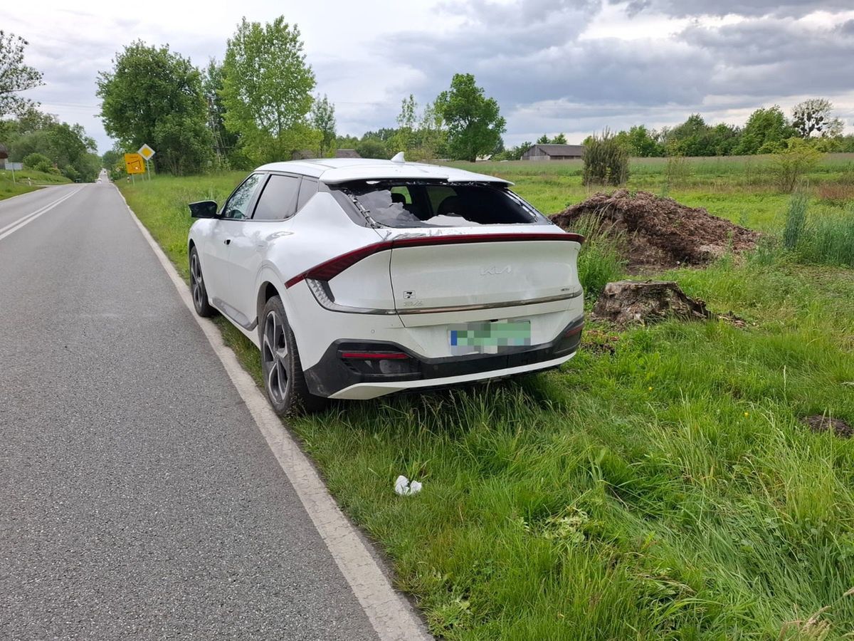 Rowerzysta uderzył w tył samochodu i głową rozbił szybę. Miał ogromne szczęście