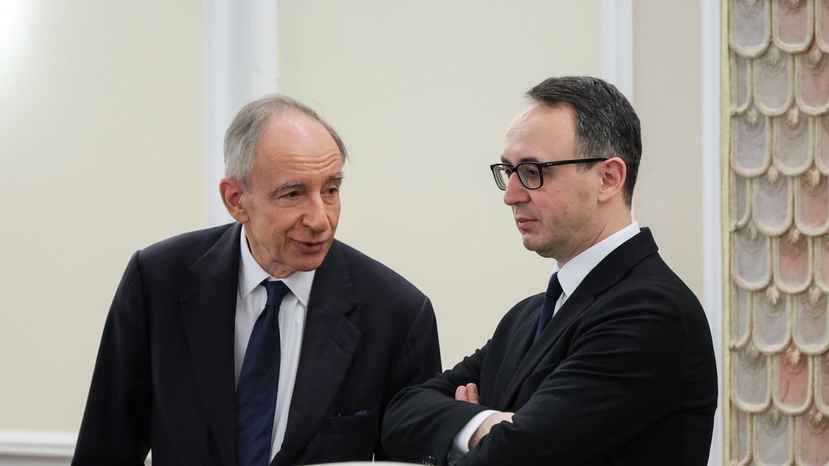 Warszawa, 12.03.2024. Minister Infrastruktury Dariusz Klimczak (P) i wiceminister spraw zagranicznych Władysław Teofil Bartoszewski (L) przed posiedzeniem rządu w siedzibie Kancelarii Prezesa Rady Ministrów w Warszawie, 12 bm. Rząd na posiedzeniu zajmie się m.in. projektem zmian w ustawie o Krajowej Administracji Skarbowej. (aldg) PAP/Paweł Supernak