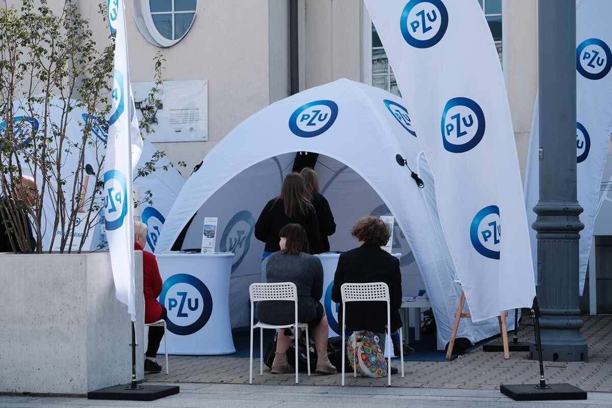 Strefa Zdrowia PZU - Pociąg do Zdrowia przed budynkiem Dworca PKP w Lublinie
