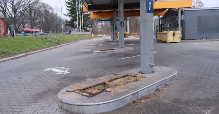 Demontaż stacji paliw i rozbiórka budynku stacji kontroli pojazdów na finiszu. Może tu stanąć nawet 14-piętrowy apartamentowiec
