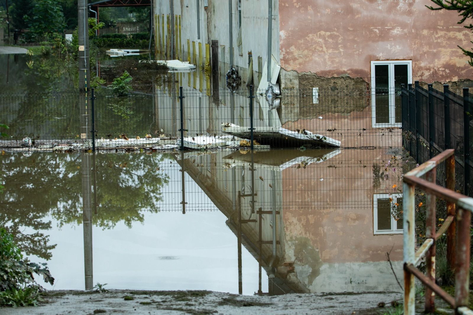 Nagły wzrost poziomu wody na Bobrze. Trudna sytuacja powodziowa w Nowogrodzie Bobrzańskim