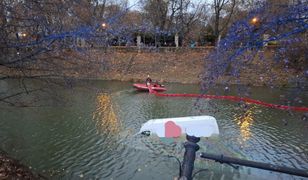 Bus kurierski zatonął we Wrocławiu. Akcja trwała kilka godzin