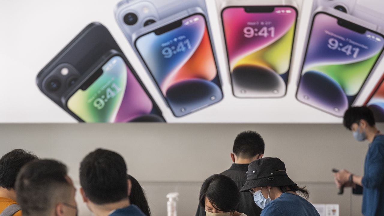 HONG KONG, CHINA - SEPTEMBER 16: Shoppers are seen purchasing Apple brand products during the launch day of the new iPhone 14 series smartphones in Hong Kong. (Photo by Miguel Candela/Anadolu Agency via Getty Images)