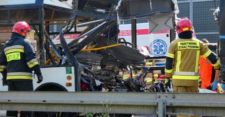 Tragiczny wypadek w Ząbkach. Autobus zderzył się z ciężarówką