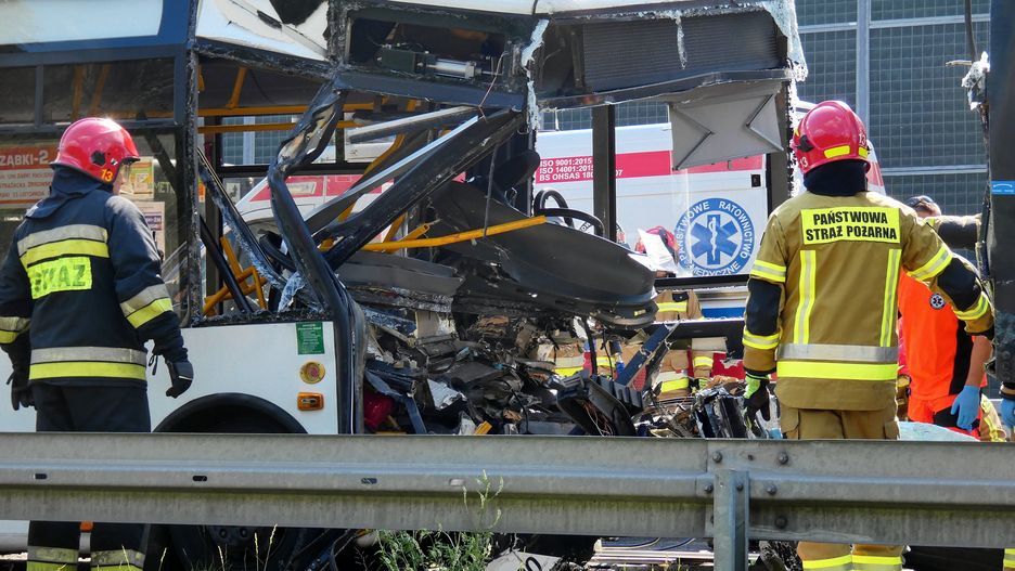 Wypadek na drodze wojewodzkiej nr 631 autobusu z samochodem ciezarowym
27.06.2022 Warszawa , wypadek na drodze wojewodzkiej nr 631 , na wysokosci Zabek autobus komunikacji miejskiej wjechal w tyl samochodu ciezarowego , jedna osoba nie zyje , osiem jest ciezko rannych .
Fot. Dariusz Borowicz / Agencja Wyborcza.pl
Fot. Dariusz Borowicz / Agencja Wyborcza.pl
motoryzacja, wypadki, /FR/