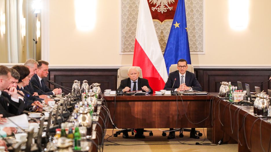 Warszawa, 12.09.2023. Premier Mateusz Morawiecki (P) i wicepremier, prezes PiS Jarosław Kaczyński (2P) na posiedzeniu Rady Ministrów, 12 bm. w Warszawie. Rząd zajmuje się projektem uchwały ws. przywozu z Ukrainy niektórych produktów. (aldg) PAP/Albert Zawada