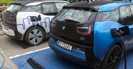Ile kosztuje ładowanie samochodu elektrycznego? Gniazdko kontra szybka ładowarka
