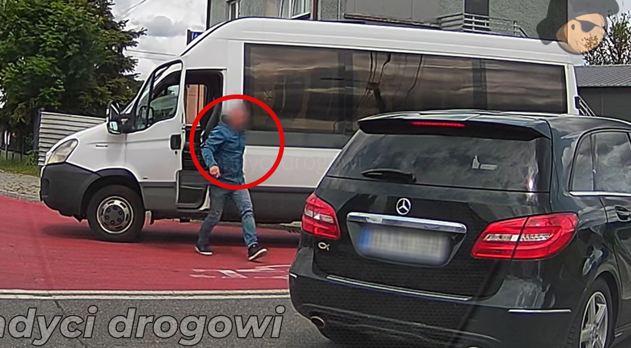 Sceny w środku dnia. Wysiadł i zaczął go okładać pięściami