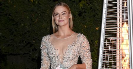 Karolina Pisarek w mini z głębokim dekoltem. Niewiele brakowało do wpadki