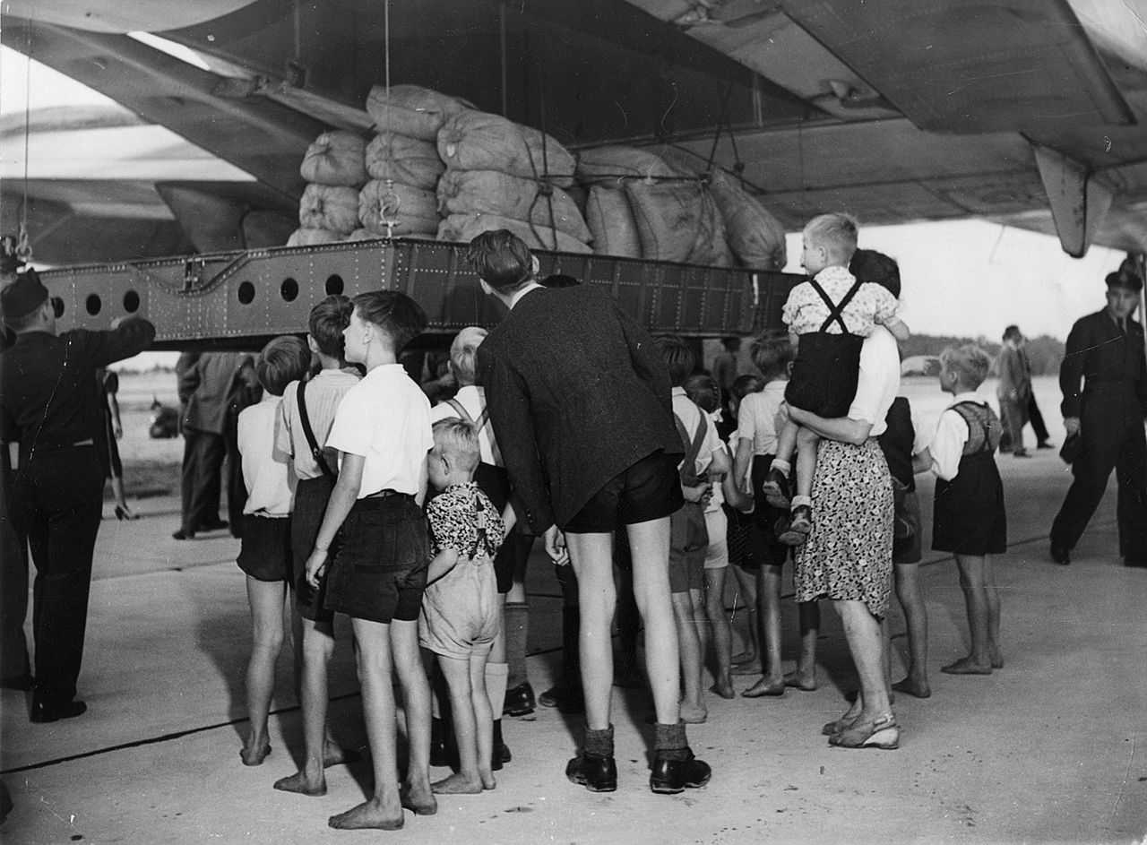 Rozładunek 20 ton mąki dostarczonej na pokładzie C-74 Globemaster. Zdjęcie wykonane 19 sierpnia 1948 roku.
