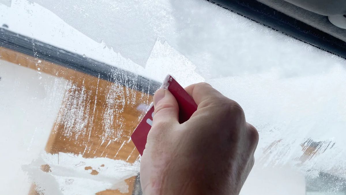 Skrobanie szyb od wewnątrz może być uciążliwe