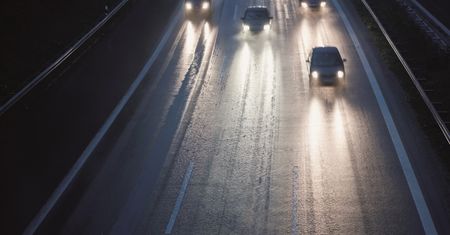 Jazda nocą – szybsza, ale nie wszyscy ją lubią