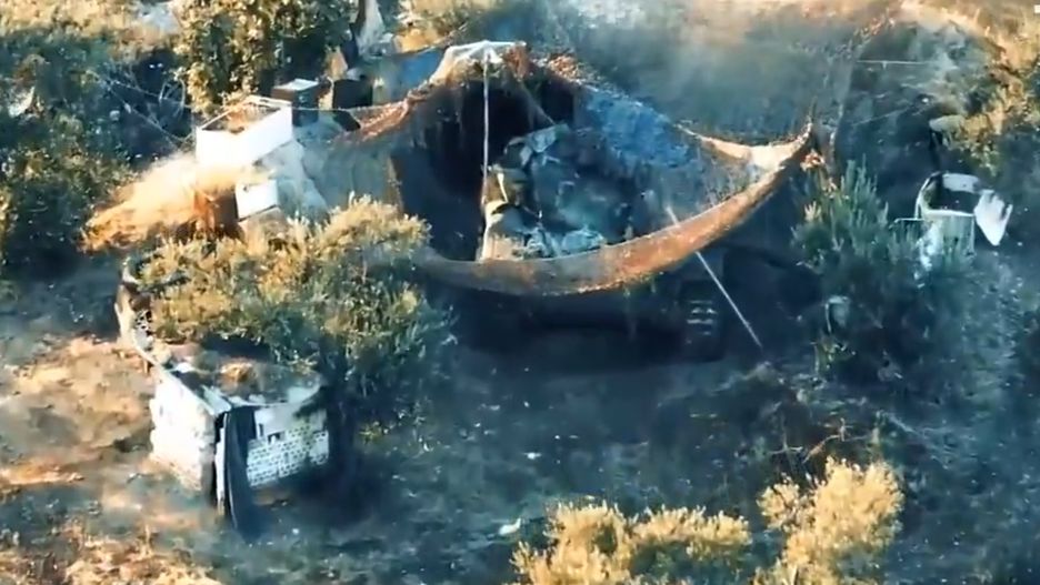 Syryjski czołg T-54/55 trafiony przez drona FPV.