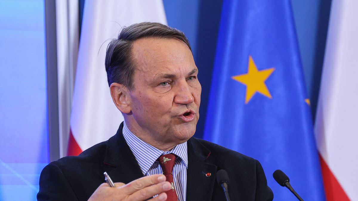 Rados�aw Sikorski
Rafa� Guz
kancelaria, kancelaria prezesa rady mnistr�w, konferencja, konferencja konferencji, KPRM, obrady, po rz�dzie, polityk, polityk polityka, polityka, posiedzenie, prasowa, rada ministr�w, rady ministr�w, rz�d, rz�d Tuska, rz�du