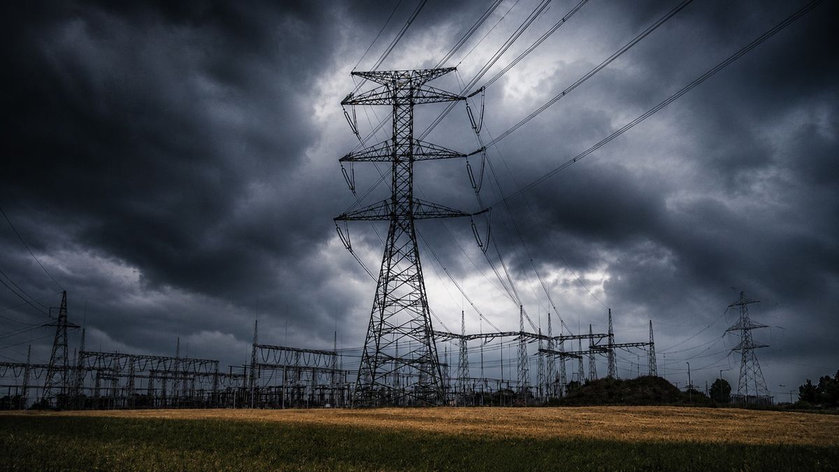 Słupy energetyczne i linie przesyłowe na tle nieba
