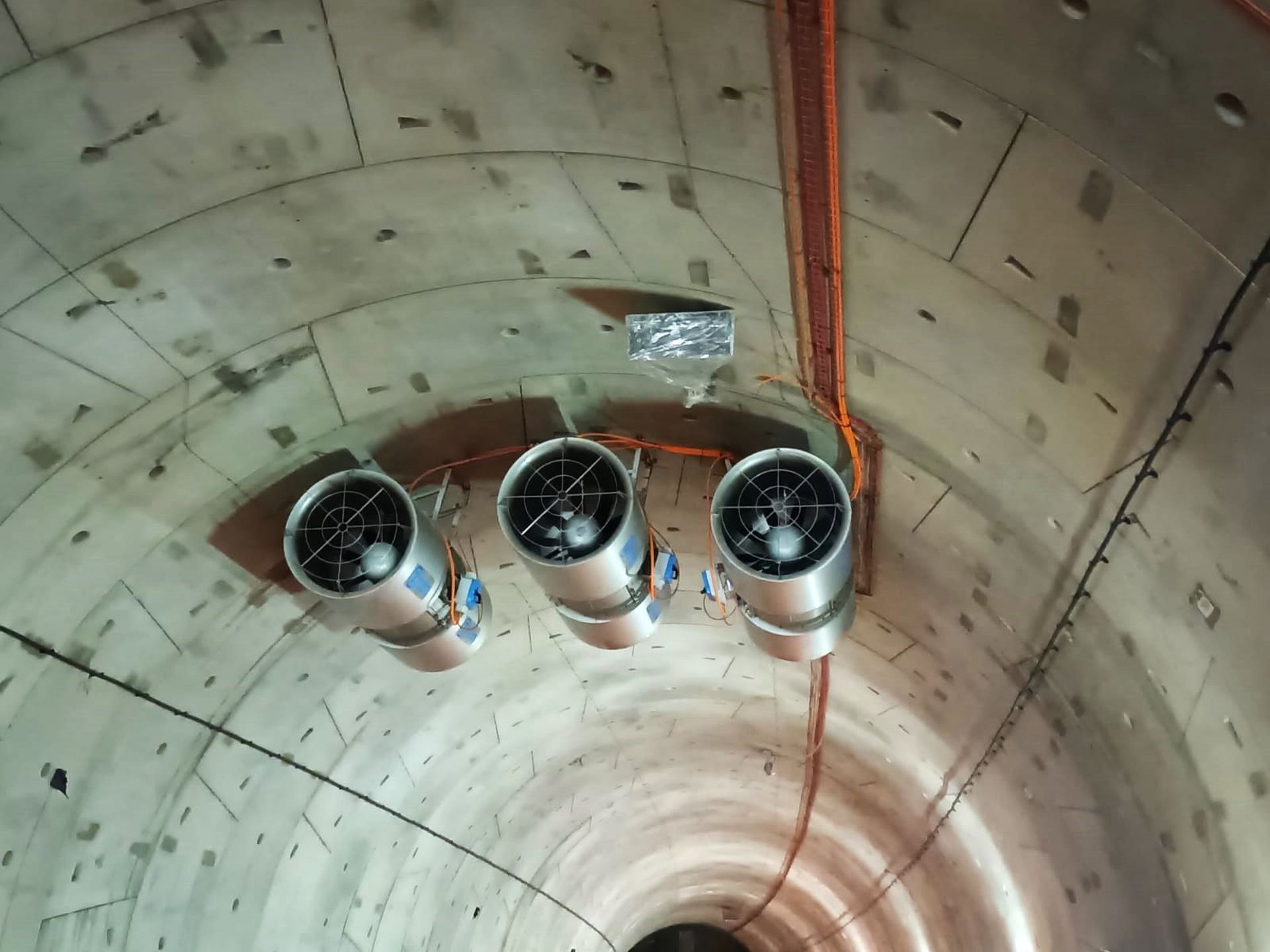 Instalacja wentylacyjna w tunelu pod Świną