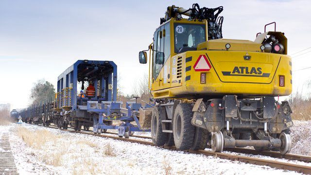 Śląsk. Na odbudowywanej linii kolejowej do lotniska w Pyrzowicach pojawił się ciężki sprzęt.