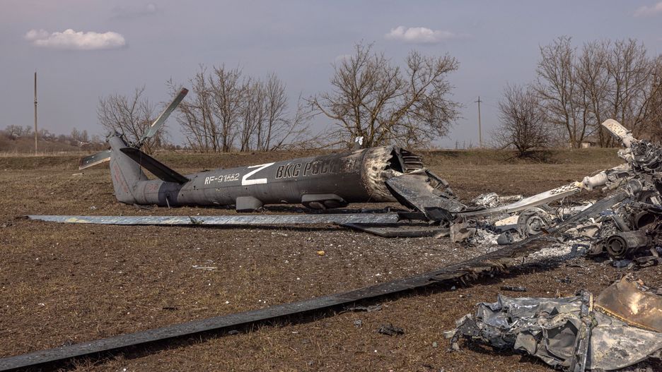 A destroyed Russian helicopter, with the letter 'Z', the Russian invasion symbol, in the recaptured by the Ukrainian army Mala Rohan village, near Kharkiv, northeast Ukraine, 31 March 2022. Mala Rohan and the area around had recently been recaptured by the Ukrainian army from Russian forces. Russian troops entered Ukraine on 24 February resulting in fighting and destruction in the country, and triggering a series of severe economic sanctions on Russia by Western countries. EPA/ROMAN PILIPEY Dostawca: PAP/EPA.