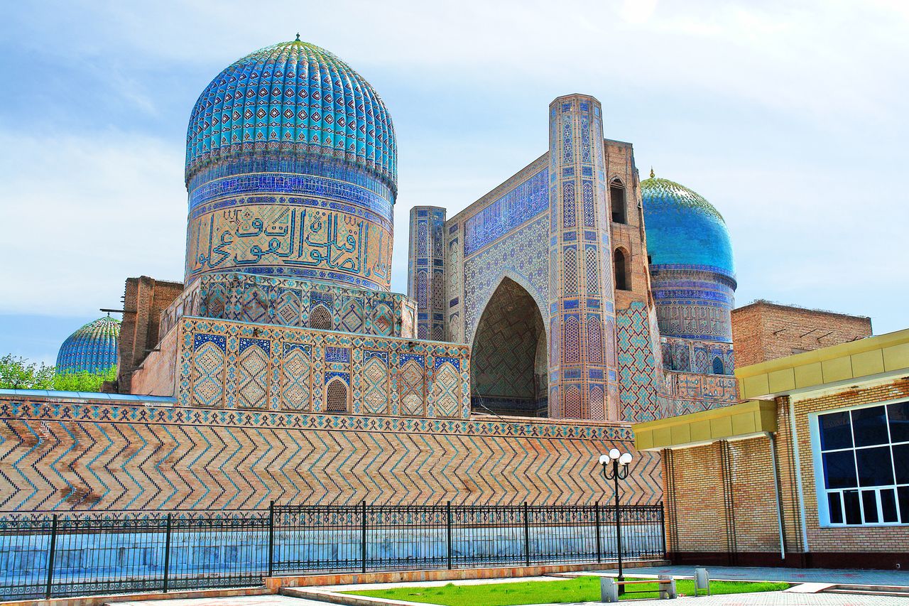 Samarkanda zachwyca wspaniałymi ornamentami na budowlach. Na zdjęciu meczet Bibi-Khanym 