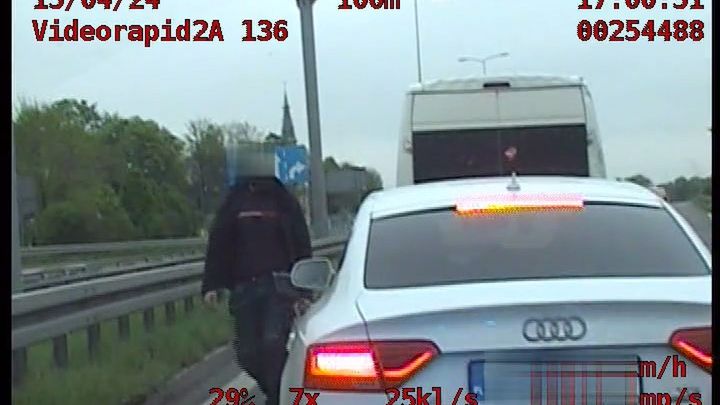 szeryf drogowy wymierzał sprawiedliwość przed radiowozem