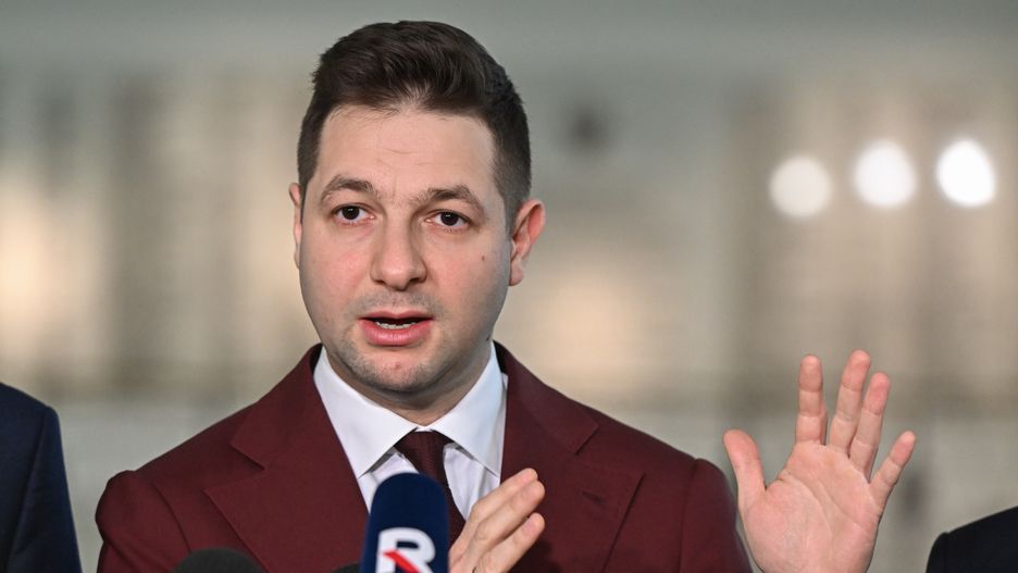 Warszawa, 28.03.2024. Europoseł Patryk Jaki podczas konferencji prasowej w Sejmie w Warszawie, 28 bm. PAP/Radek Pietruszka