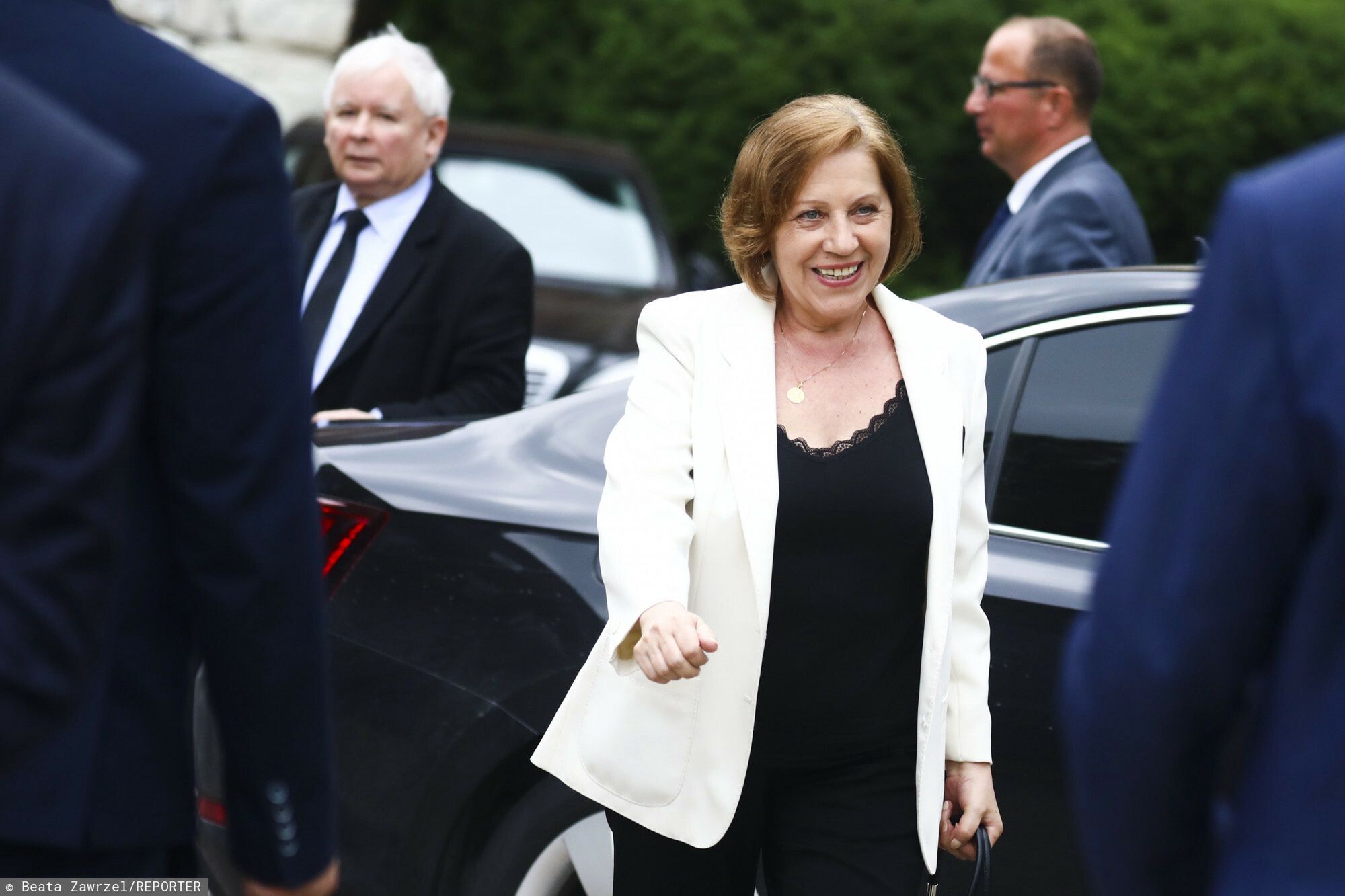 Barbara Skrzypek, czyli słynna "pani Basia". W tle Jarosław Kaczyński.