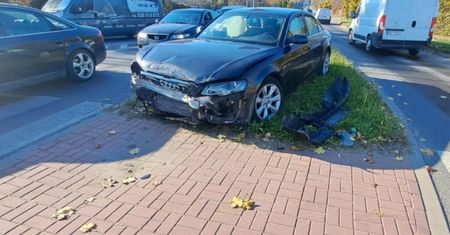 Nie ustąpił pierwszeństwa na skrzyżowaniu. Audi uderzyło w bok seata. Są utrudnienia w ruchu