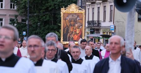 75. rocznica „Cudu Lubelskiego”. Ulicami miasta przeszła procesja z wizerunkiem Matki Bożej Płaczącej. Zobacz zdjęcia