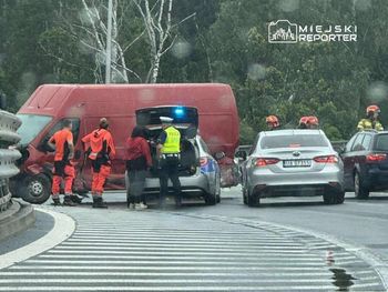 Kierująca busem wjechała w barierki w Rembertowie. Lampa spadła na auto dostawcze, które jechało dołem