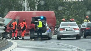 Kierująca busem wjechała w barierki w Rembertowie. Lampa spadła na auto dostawcze, które jechało dołem