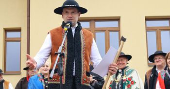 Bukowina Tatrzańska: 55. Nadzwyczajny Zjazd Podhalan. Marszałem Małopolski w góralskim stroju i uroczysta banderia konna