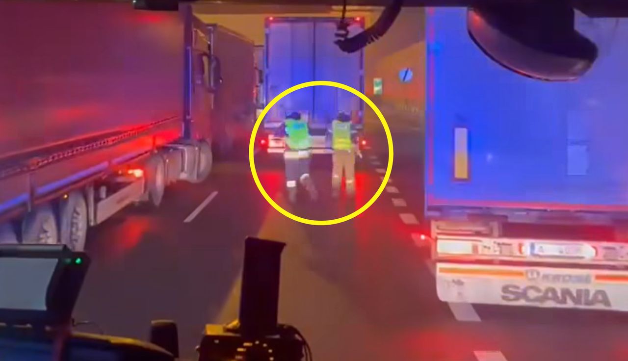 Strażacy nagle wyskoczyli z wozu i zaczęli biec. Sceny na S2