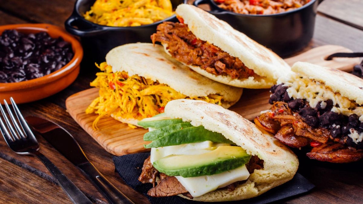 Placki arepa z różnymi nadzieniami to element tradycyjnej kuchni latynoamerykańskiej.