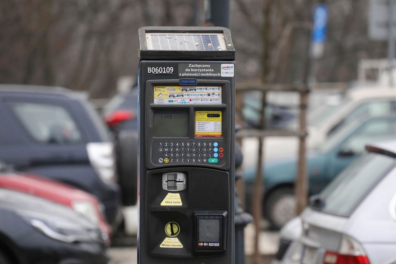 Warszawa. Zniosą ulgi dla medyków za parkowanie? Zdecydują radni