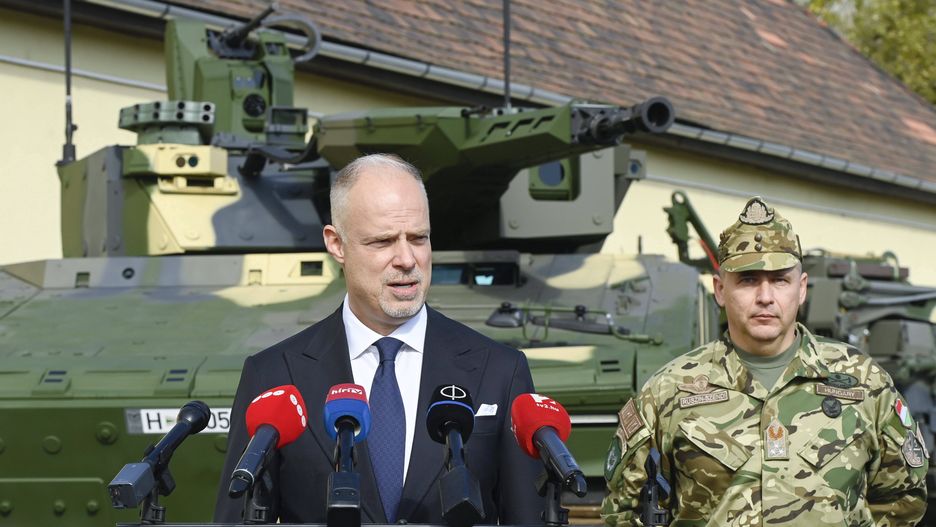 Oath-taking ceremony of 250 volunteer soldiers
epa10245013 Hungarian Minister of Defence Kristof Szalay-Bobrovniczky speaks in the company of Hungarian Chief of Staff Romulusz Ruszin-Szendi during an oath-taking ceremony of 250 volunteer soldiers and the inauguration of a set of newly acquired Lynx KF41 armored infantry fighting vehicles in Petofi Sandor Military Barracks in Budapest, Hungary, 15 October 2022. According to the Defense Ministry, the German arms manufacturer group Rheinmetall is set to deliver a total of 46 Lynx combat vehicles to Hungary by 2023, and the country will purchase further 172 Lynx vehicles by 2029, which will be manufactured in Hungary.  EPA/SZILARD KOSZTICSAK HUNGARY OUT 
Dostawca: PAP/EPA.
SZILARD KOSZTICSAK
