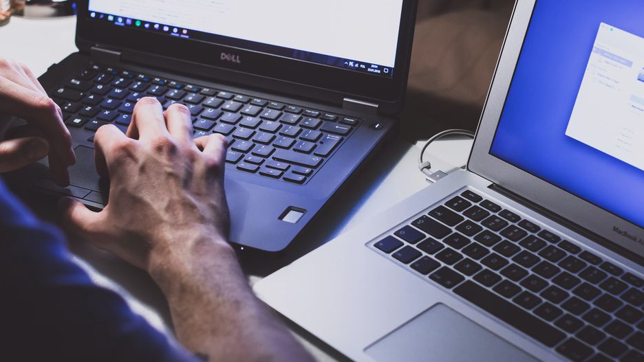 Cyberbezpieczeństwo. Zadbaj o swój telefon i komputer