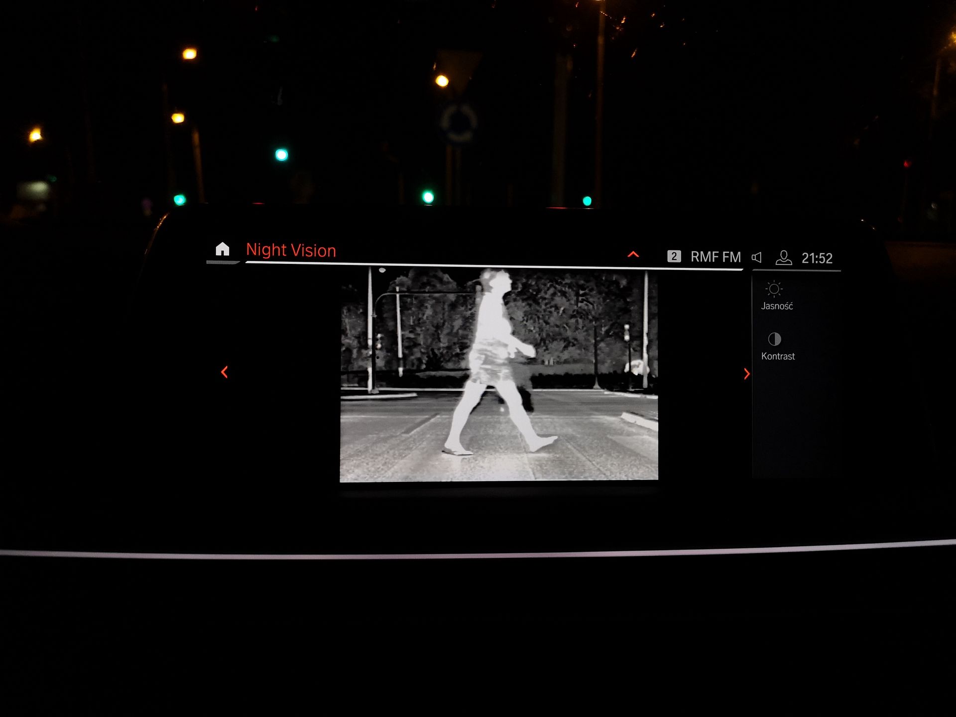 BMW 750i xDrive: Systemy wsparcia kierowcy, Night Vision, zdalne sterowanie i audio Bowers & Wilkins 29