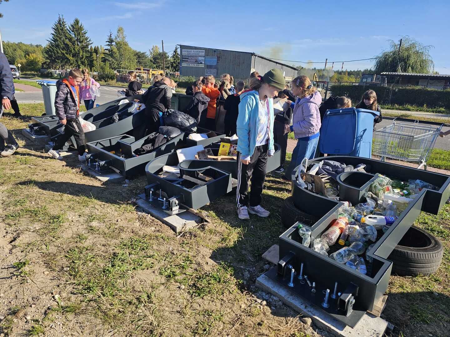 PSZOK w Ostrowcu Świętokrzyskim zyskał wyjątkową ozdobę w duchu recyklingu
