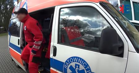 Lekarz dusił ratownika medycznego. Wyrok z Koszalina budzi zdumienie