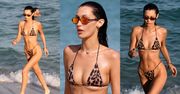 Bella Hadid w BARDZO SKĄPYM bikini hasa po plaży w Miami (ZDJĘCIA)
